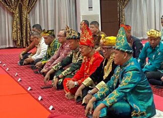 Hadiri Penganugrahan Gelar Kehormatan Kesultanan Buton, Ruksamin Kenakan Pakaian Adat Tolaki